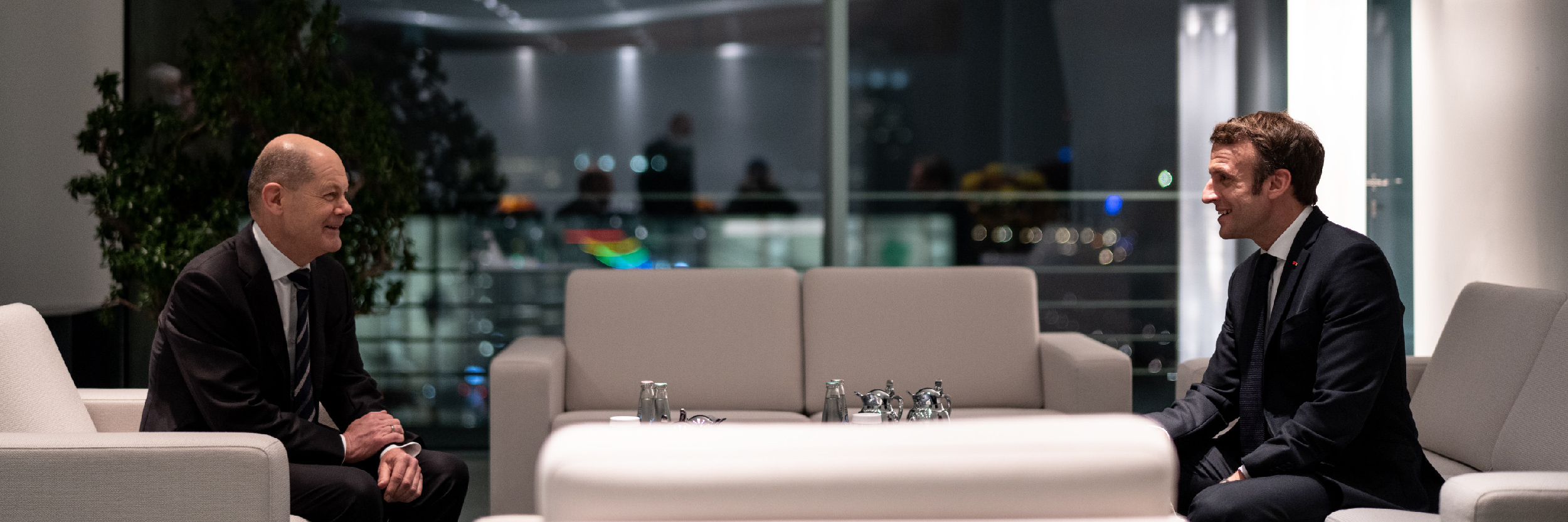 Bundeskanzler Olaf Scholz mit dem französischen Präsidenten Emmanuel Macron